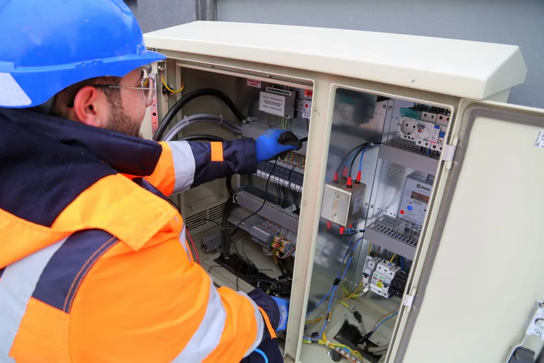 Elettricista al lavoro su un quadro elettrico